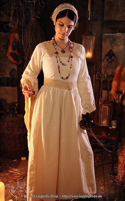 Medieval Noblewomans Dress Anna Boleyn