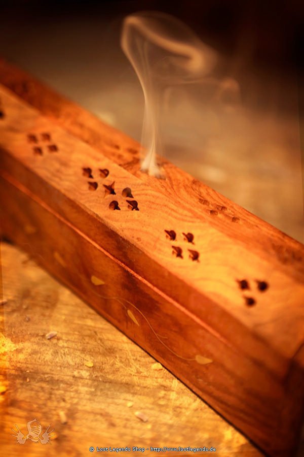 Räucherstäbchenhalter und Dose aus Holz