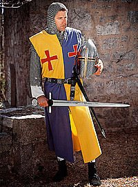 Blau-Gelber Wappenrock mit roten Kreuzen