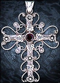 Filigranes Kreuz mit Granat