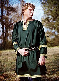 Gr�ne Tunika mit Borte