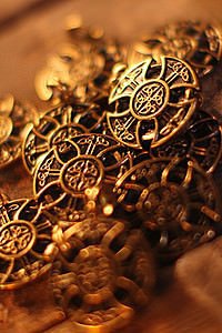 Kreuz der Kelten Amulett in Altmessing-Optik