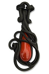 Kunstharz Anh�nger mit rotem Glastropfen