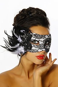 Maske mit Spitze und Pailletten siehe Bild