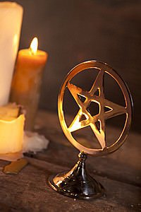 Pentagram auf Standfuss versilbert