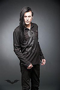 Poloshirt mit grauem Totenkopfaufdruck