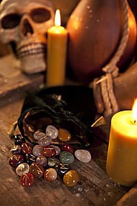 Steinrunen aus Halbedelsteinen